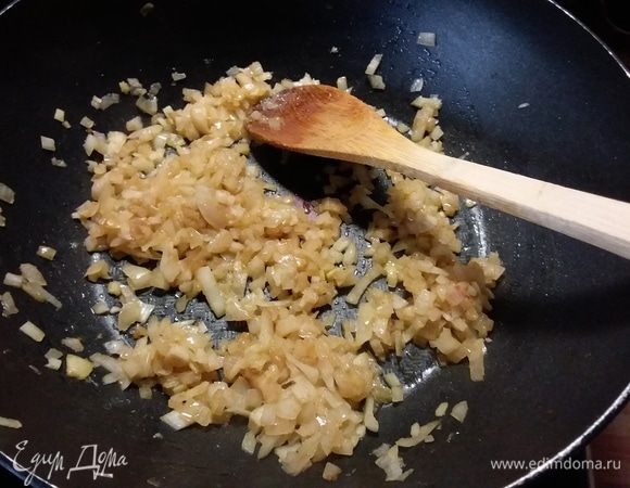 Приготовить масалу: масло разогреть на среднем огне в сковороде, добавить зиру, подождать до первых бульбочек, добавить лук и пассеровать до золотистого цвета и характерного запаха. 