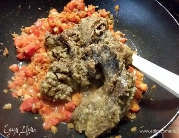 Выложить баклажаны, тушить на медленном огне в течение приблизительно 10-15 минут. В конце посолить, заправить лимонным соком и щепоткой сахара. 