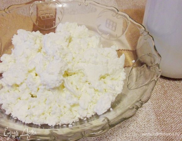 Один из ингредиентов этого пирога — корт. Что такое корт? Корт — это кисломолочный натуральный продукт, который имеет оригинальный сливочно-карамельный вкус и приятный запах. В нем полностью отсутствуют ароматизаторы, пищевые красители, консерванты. Свой бежево-коричневый цвет и приятный запах корт приобретает в процессе приготовления. Из своего личного опыта знаю, что отсутствие нужного ингредиента в рецепте блюда полностью отбивает желание приготовить это блюдо. Поэтому я буду готовить корт сама (впервые в жизни). Проведя опрос среди специалистов нашего IT-отдела, узнала около десятка способов приготовления корта. Все о способах варки корта только слышали, никто его сам не делал, потому что корт проще купить в специализированном отделе казанского супермаркета. Я купила корт на колхозном рынке у фермера, он же предложил и свой рецепт приготовления корта в домашних условиях. Будет с чем сравнивать!
Моими коллегами были предложены такие составляющие для варки корта: молоко+катык; молоко+творог; только один катык; катык+простокваша; уже готовый корт+молоко+катык; молоко+лимонный сок; молоко+катык+сметана+яйца — и это еще не все! Но суть всегда одна — молочная смесь во время варки должна свернуться, разделиться на творог и сыворотку, сыворотка в процессе варки должна испариться, оставшийся творог жарится (высушивается), постепенно меняя цвет с молочного на бежево-кремовый.
Я буду готовить корт из творога, молока и катыка. Молоко необходимо использовать простое пастеризованное в мягких пакетах. Творог — «живой», не в вакуумной упаковке.