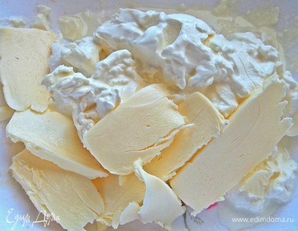 Растереть сливочный сыр типа «Филадельфии» (у меня местный крем-сыр+ложка маскарпоне) с мягким маслом. Сюда же влить лимонный сок, но я не добавляла.