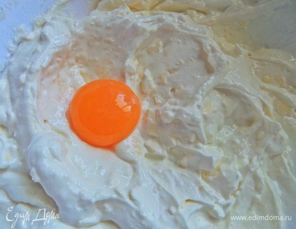 Отделить белки от желтков и по-одному желтку растирать в сливочную массу.