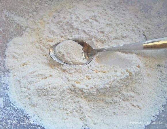 Сухой состав: муку, крахмал и разрыхлитель смешать отдельно. Японцы добавляют также зеленый чай.