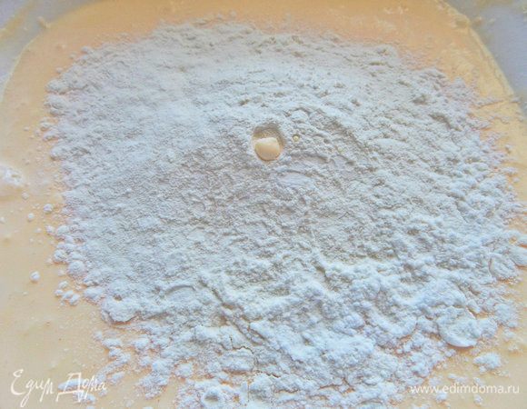 Высыпать в массу с желтками.