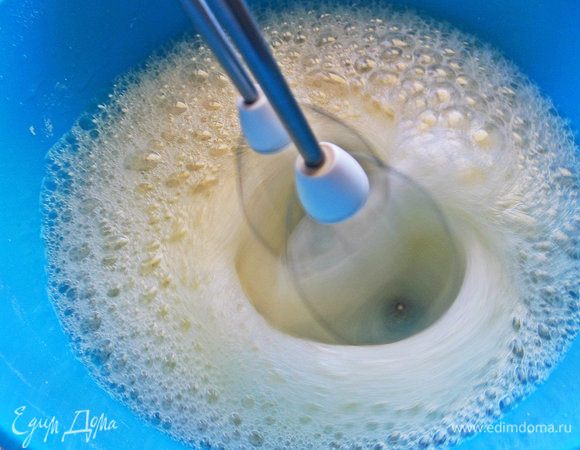 В отдельной миске отделили все белки.