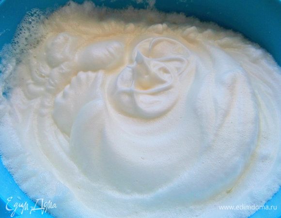 Взбить белки в крутую пену с солью, но я не добавляла соль, так как мой сыр был солоноватый достаточно.