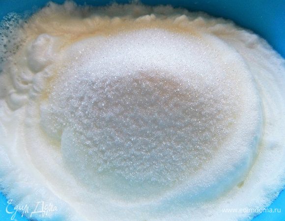 Всыпать к белкам мелкий сахар 130-140 г. Кто хочет, может и больше.