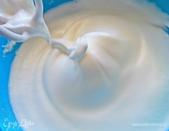 Снова взбить уже с сахаром.