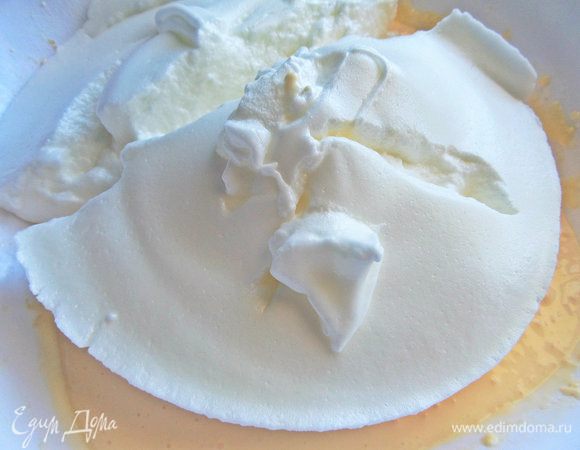 Перенести белки в основной состав теста.