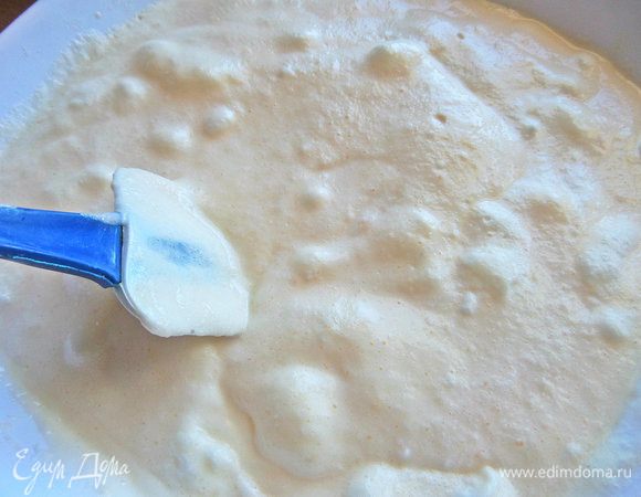 Перемешать лопаткой без фанатизма.