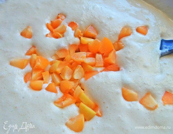 Я решила для аромата (раз уж нет лимона) нарезать мелко 3 абрикоса в тесто. Можно и больше. В любом случае они опустятся на дно. В оригинале их не было.