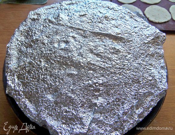 Налить воды в нижнюю форму, чтобы доходил уровень до середины пирога и ставим в прогретую до 150°С духовку. В процессе я накрыла фольгой, чтобы верх не сильно сгорел, хотя можно и вначале.