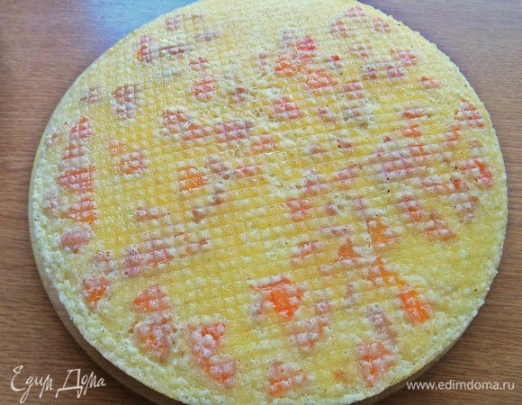 Накрываем плоской тарелкой, переворачиваем. Вот такой низ получился абрикосовый)))