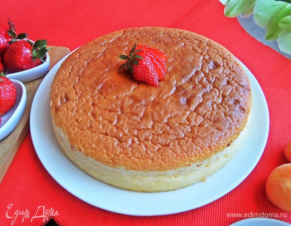 Снова накрываем большим плоским блюдом и перевернем для подачи. В Японии чиз поливают сливовым соусом с алкоголем.