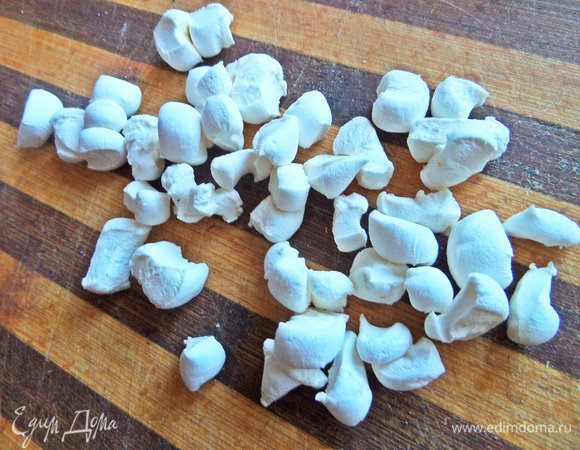 Можно посыпать пудрой, но мне сын посоветовал украсить маршмеллоу. В пачке они были большие, нарезать на кубики.