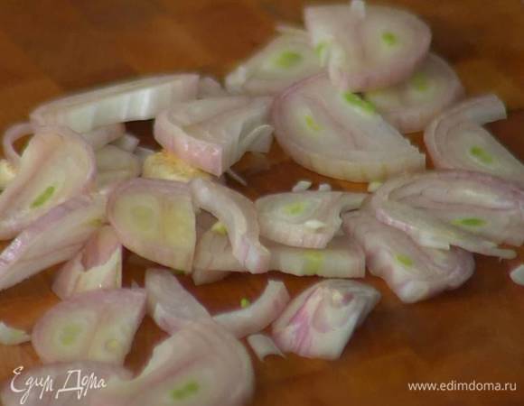 Две луковицы шалота почистить и нарезать тонкими полукольцами.
