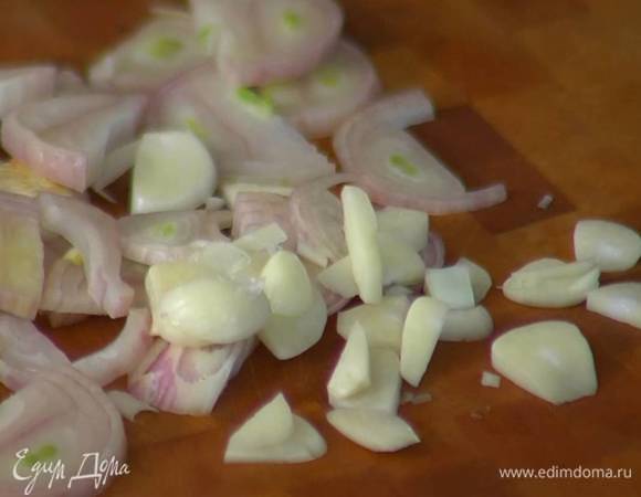 Чеснок почистить и мелко порубить.