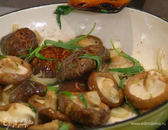 Разогреть в сковороде оливковое и сливочное масло, выложить грибы целиком, добавить лук, чеснок, листья тимьяна и половину листьев тархуна, все посолить, перемешать и обжаривать, не накрывая крышкой, до готовности грибов.