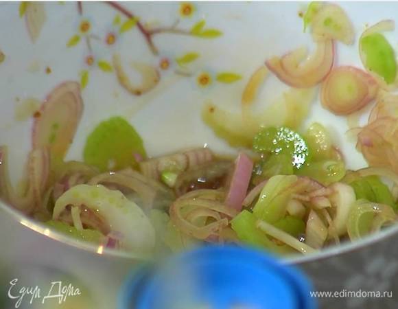 Приготовить заправку: оставшийся шалот почистить, мелко порубить и поместить в глубокую посуду, добавить нарезанный сельдерей и мусковадо, влить уксус, все перемешать и дать постоять, чтобы сахар растворился.