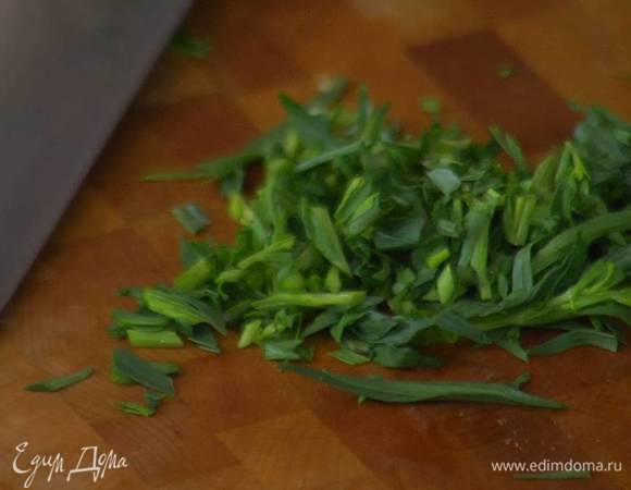 Оставшиеся листья тархуна мелко порубить.