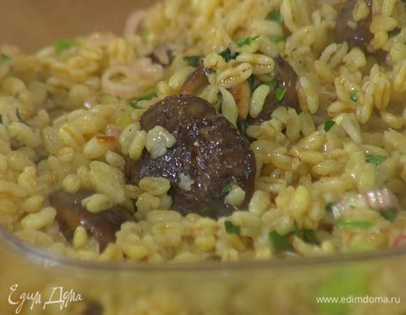 Горячую пшеницу соединить с обжаренными грибами, луком и чесноком, посолить, поперчить, добавить заправку с луком и сельдереем, полить все оливковым маслом Extra Virgin, посыпать измельченным тархуном и перемешать.