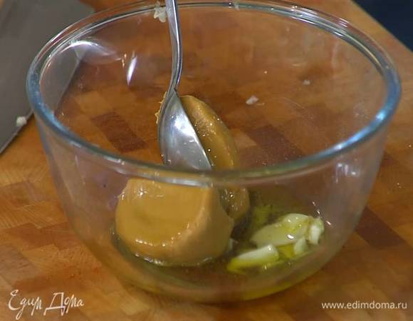 Приготовить маринад: арахисовую пасту соединить с оливковым маслом и растертым чесноком, добавить корицу, сладкую паприку, имбирь, кайенский перец и мускатный орех, все посолить, поперчить и перемешать в однородную массу.