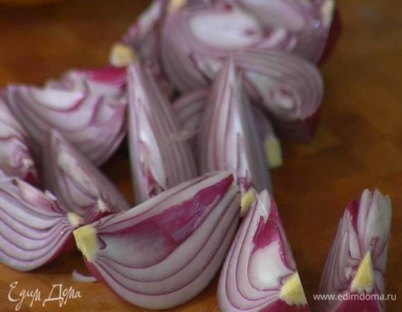 Красный лук почистить и нарезать небольшими дольками.