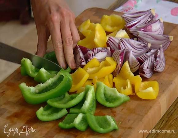 Сладкий перец, удалив плодоножки с семенами, нарезать небольшими кусочками.