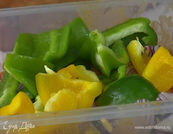 Все нарезанные овощи выложить в контейнер с мясом и дать немного постоять.