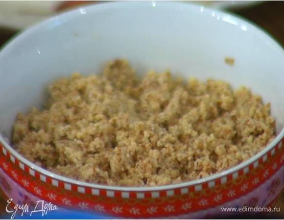 Миндаль измельчить в блендере в муку.