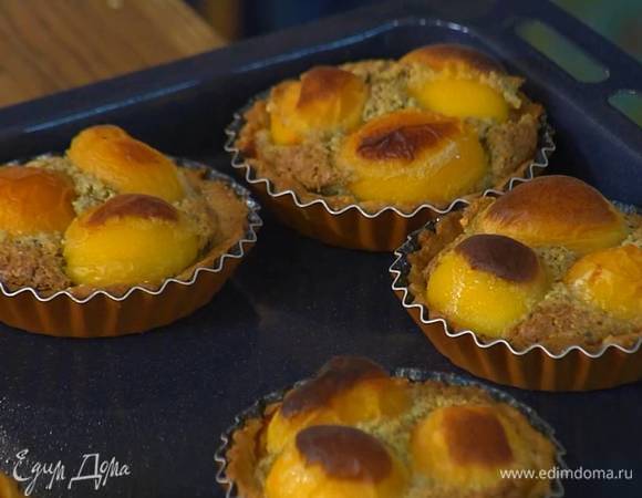 Понизить температуру в духовке до 190°С и выпекать тарталетки еще 15 минут.