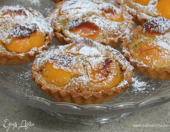 Готовые тарталетки остудить, затем вынуть из формочек и посыпать сахарной пудрой.