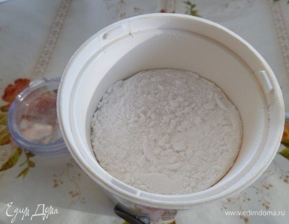 Сахар измельчаем в пудру с помощью кофемолки. 
