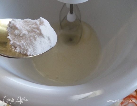 Затем частями добавляем сахарную пудру и продолжаем взбивать.