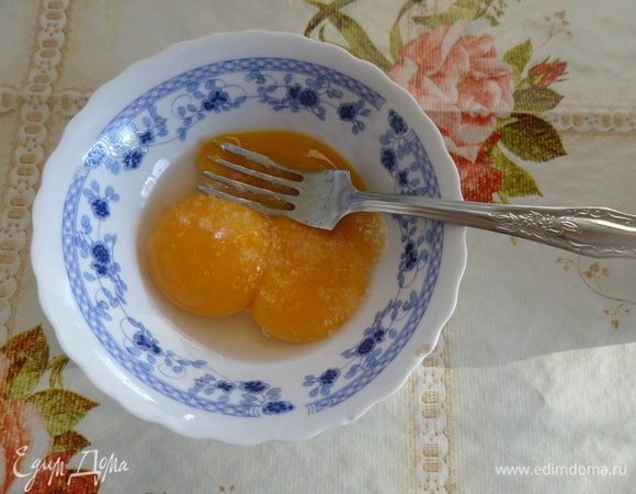 В миску с желтками добавляем щепотку соли и слегка взбиваем вилкой.