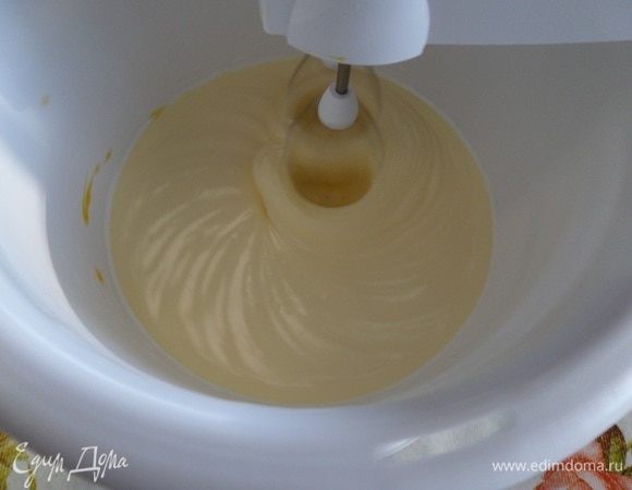 Взбиваем массу 1 минуту.