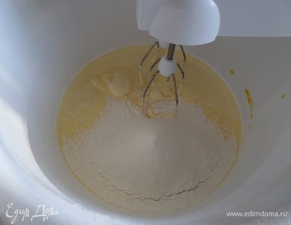 Добавляем просеянную муку.