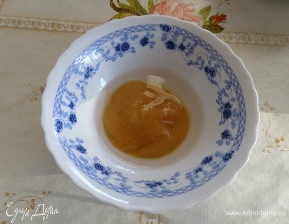 В чашечку с медом добавляем 2 ст. л. горячей воды и перемешиваем.