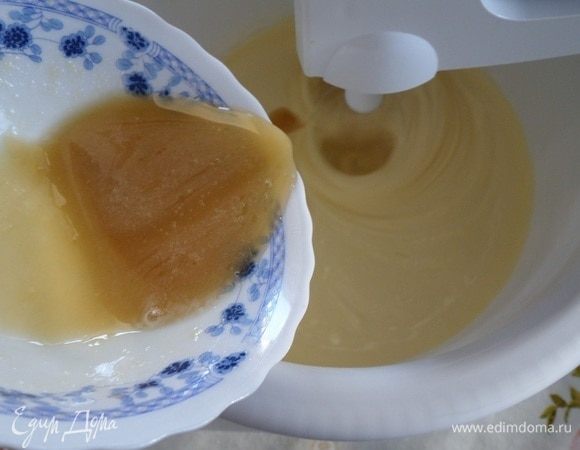 Добавляем в тесто медовую смесь.