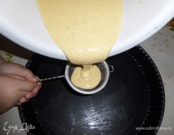 Тесто процеживаем через мелкое сито в смазанную маслом форму.