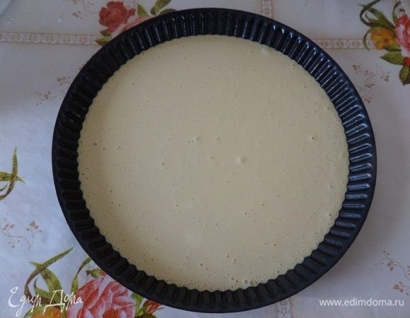 У меня форма, диаметр которой = 26 см.
Ставим форму с тестом в разогретую духовку.