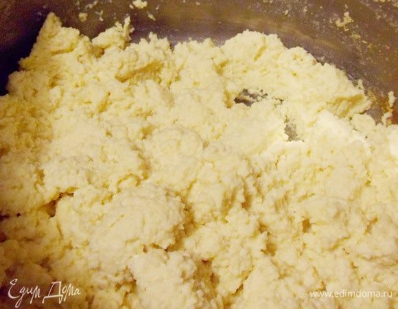 Сыворотка полностью испарилась. Теперь необходимо уменьшить огонь до самого малого уровня и продолжать варить (жарить) при постоянном (!!!)  перемешивании творога. В кастрюле мне это делать было неудобно и я переложила творог в большую сковороду с антипригарным покрытием, подстраховалась и добавила столовую ложку растопленного сливочного масла. 