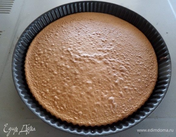 Выпекаем 10-12 минут при 180°С (лучше ориентироваться на свою духовку и размеры формы, в которой выпекается бисквит).