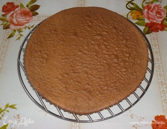 Испеченный бисквит остужаем на решетке.