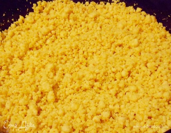 Продолжаем жарить (сушить) творог на самом медленном огне при постоянном помешивании. Чем больше время жарки, тем темнее получится цвет корта. У меня получился вот такой корт. 