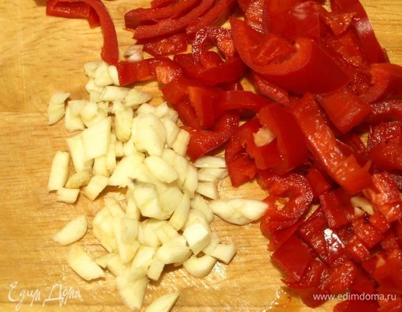 Перец и чеснок очистить и мелко нарезать.