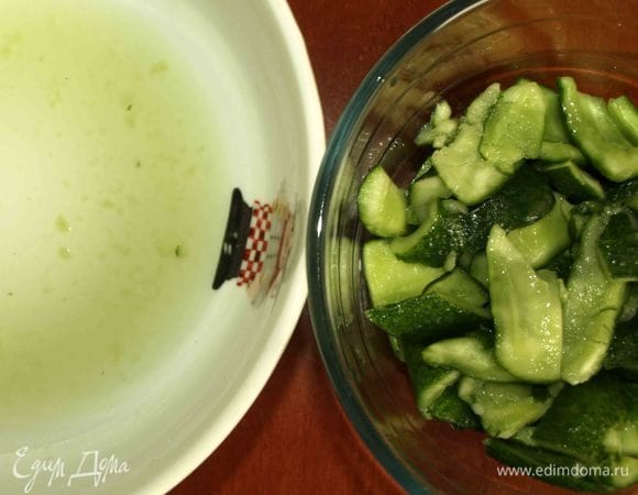 После истечения 20 минут огурцы достать из маринада, отжать.