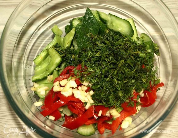 Добавить чеснок, перец, мелко нарубленный укроп.