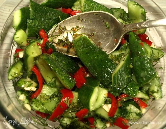 Добавить соевый соус, сахар и растительное масло.