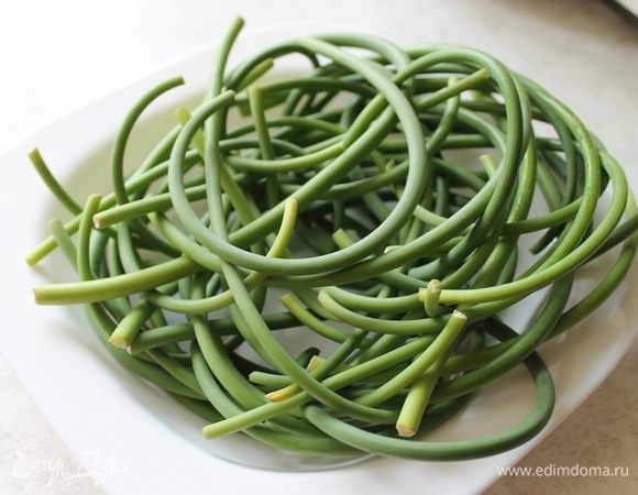 Срезанные стрелки чеснока, промойте в проточной холодной воде и разложите на полотенце. Обсушите.