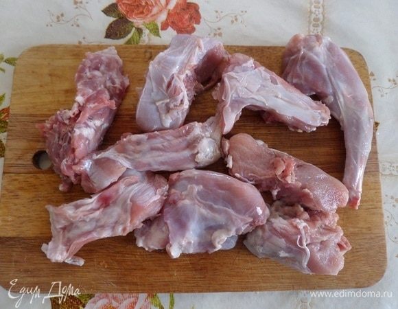 Тушку кролика разделываем на порционные куски. Хорошо промываем и обсушиваем.